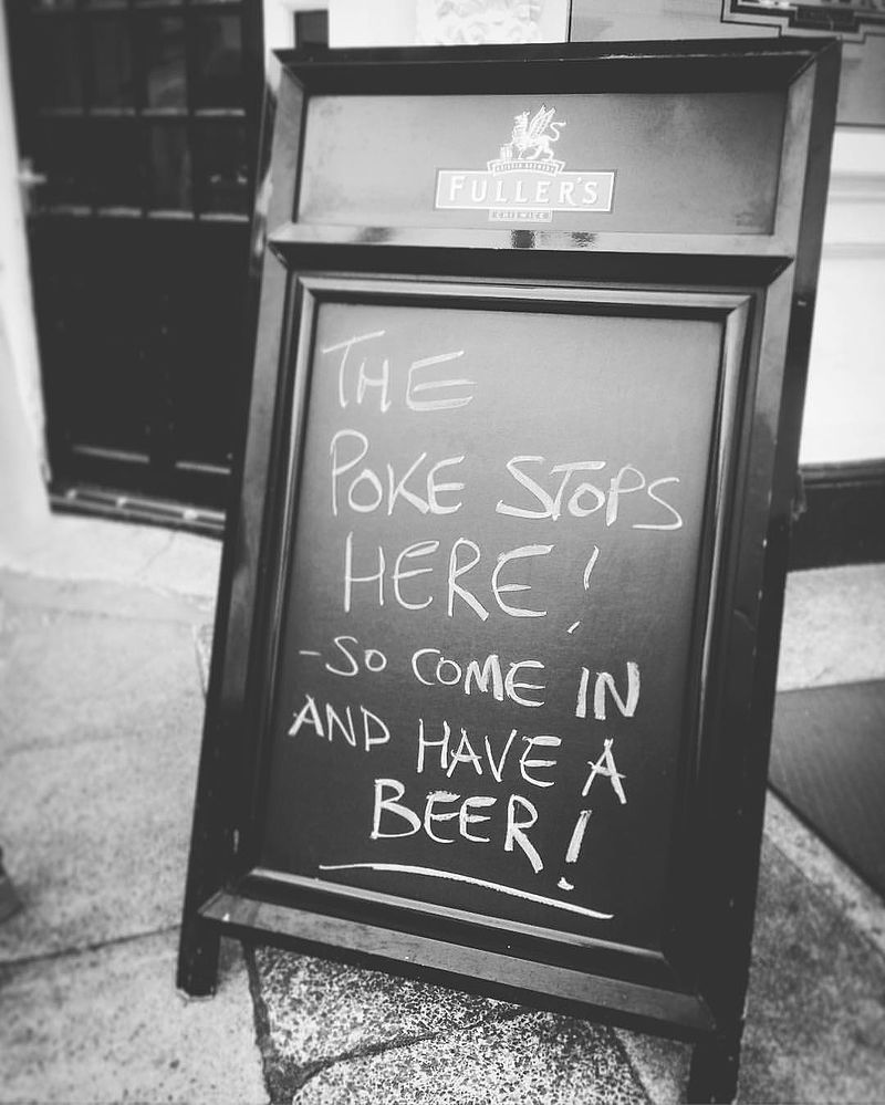 تبلیغ محلی یک میخانه در پورتسموث انگلستان که نوشته: ایستگاه پوکمون‌ها اینجاست! پس بیایید داخل و یک آبجو بنوشید!